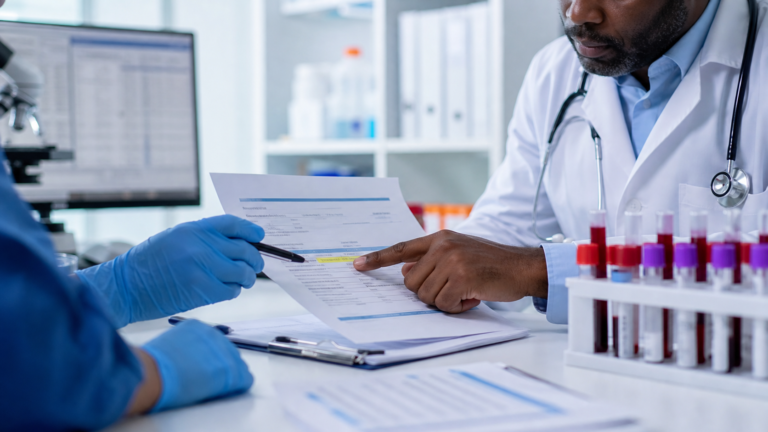 HIV 선별검사 양성 후 확인검사 결과를 검토하는 의료진 사진