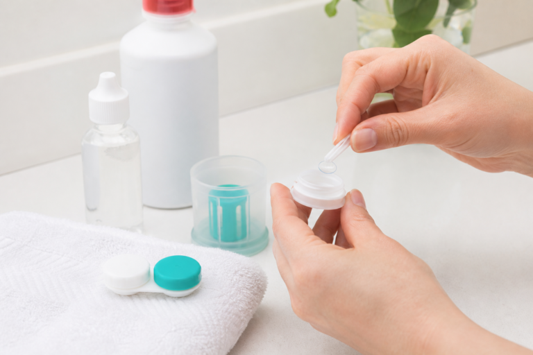 드림렌즈 세척액과 보존액 사용 장면